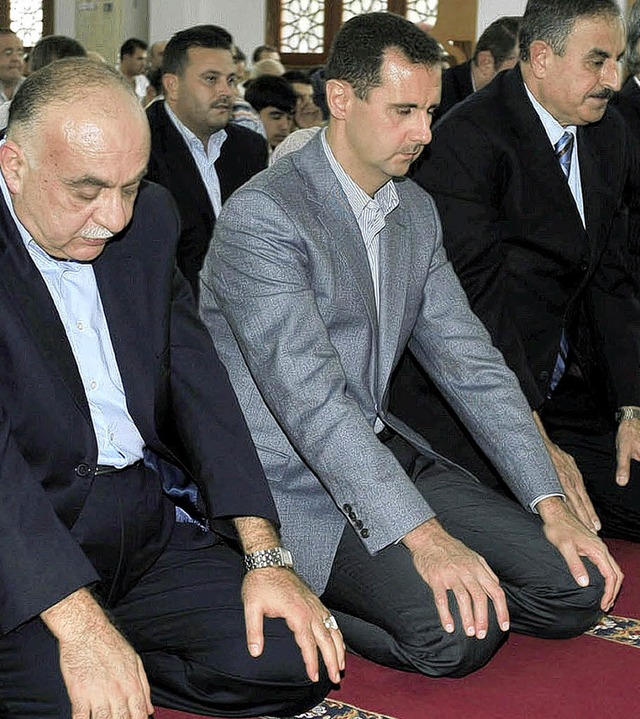 Prsident Baschar al-Assad (Mitte) gin...eigt ihn beim Freitagsgebet im 2008.    | Foto: dpa