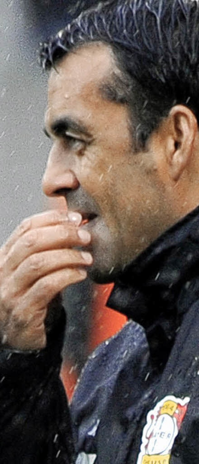 Grbeln im Regen: Bayer-Trainer Robin Dutt  | Foto: dapd