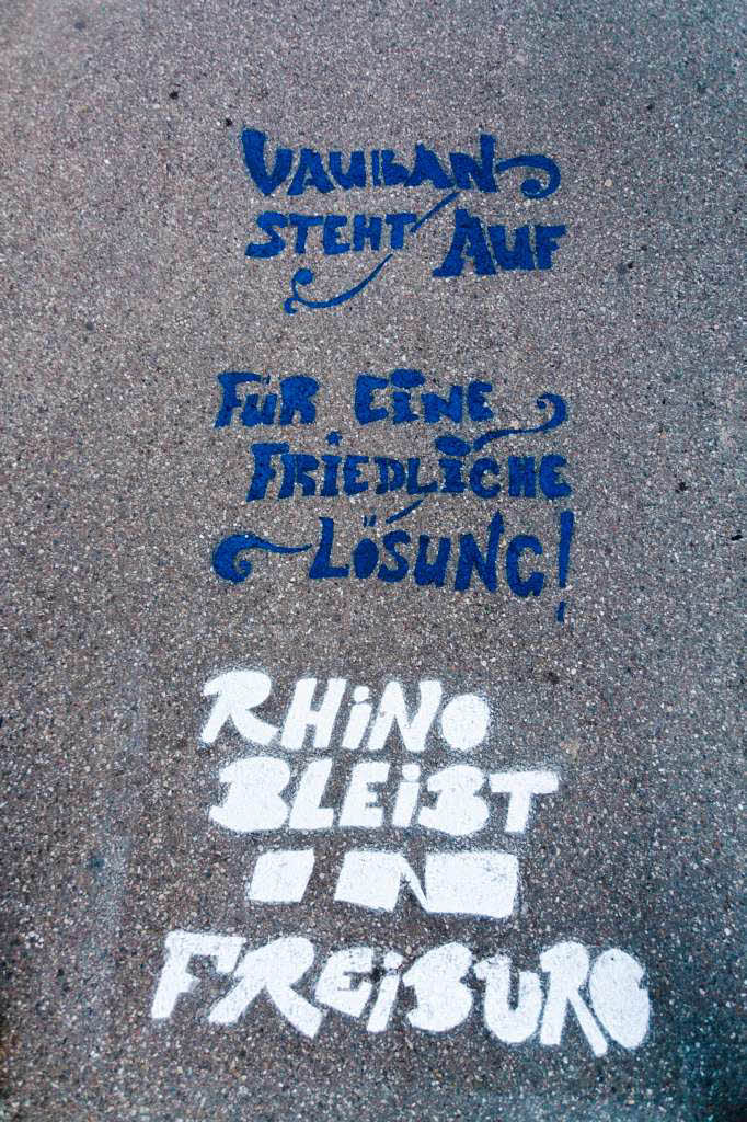 Straenblockaden im Freiburger Stadtteil Vauban: Die linken Aktivisten des Kommando Rhino provozieren Polizei und Stadtverwaltung.