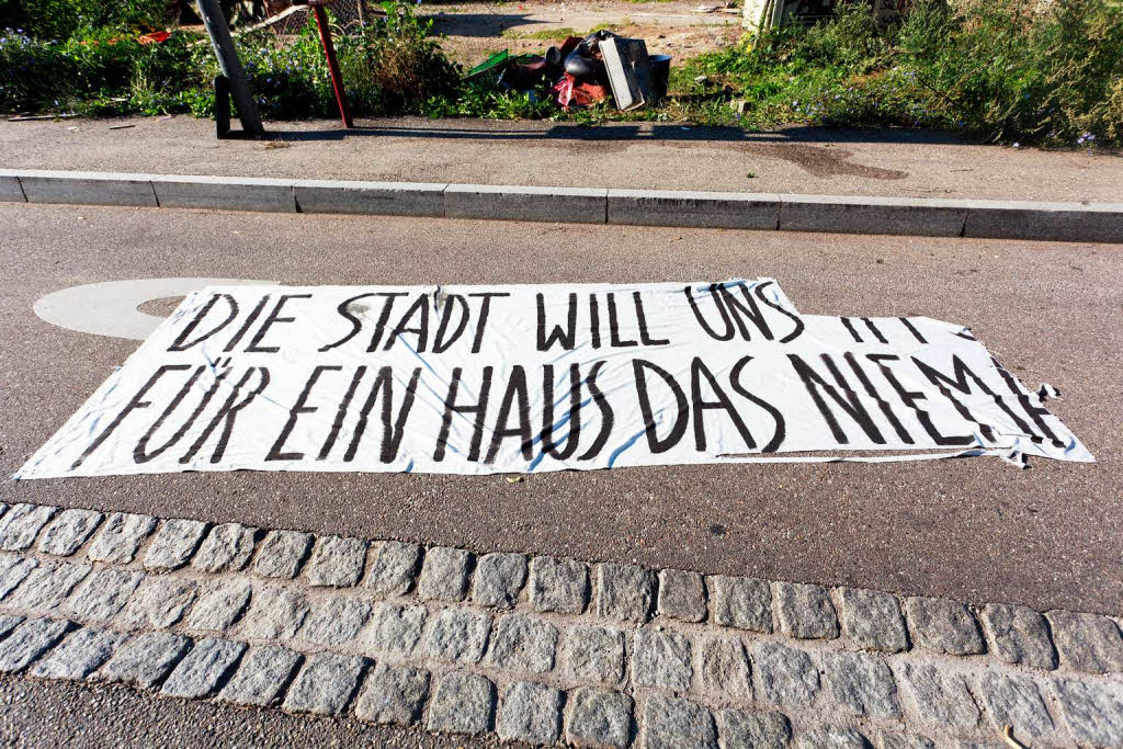 Straenblockaden im Freiburger Stadtteil Vauban: Die linken Aktivisten des Kommando Rhino provozieren Polizei und Stadtverwaltung.