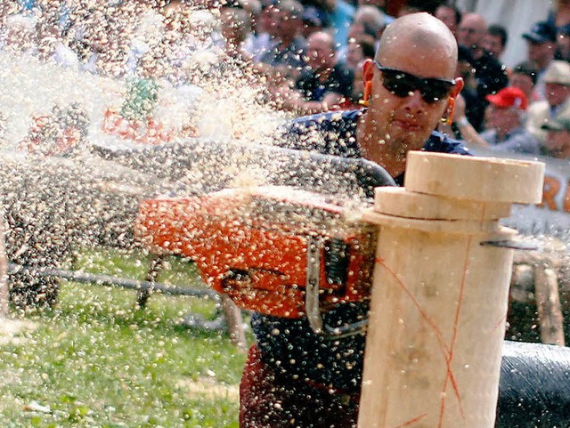 Fliegende Spne bei der Holzfllermeisterschaft im Schuttertal.   | Foto: Heidi Fssel