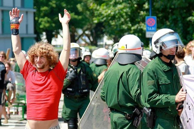 Fotos: Polizei rumt blockierte Strae in Freiburg