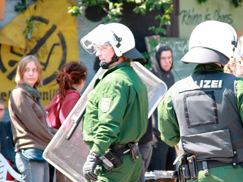 Zoff am Kommando Rhino: Wagenburgler haben im Freiburger Stadtteil Vauban Straensperren errichtet. Nun stellt die Polizei fr Ordnung wieder her.
