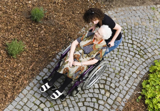 Pflegende Angehrige sollten sich entl...chaftshilfen oder auch Pflegediensten.  | Foto: spuno - Fotolia