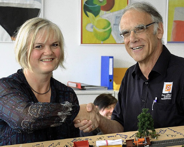 Rektorin Amanda Kanstinger  verabschiedet Martin Halbritter in den Ruhestand.  | Foto: Drle-Realschule