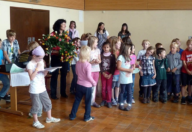 Schler und Eltern verabschiedeten die...undschule Hrnlebergschule mit Rosen.   | Foto: Privat