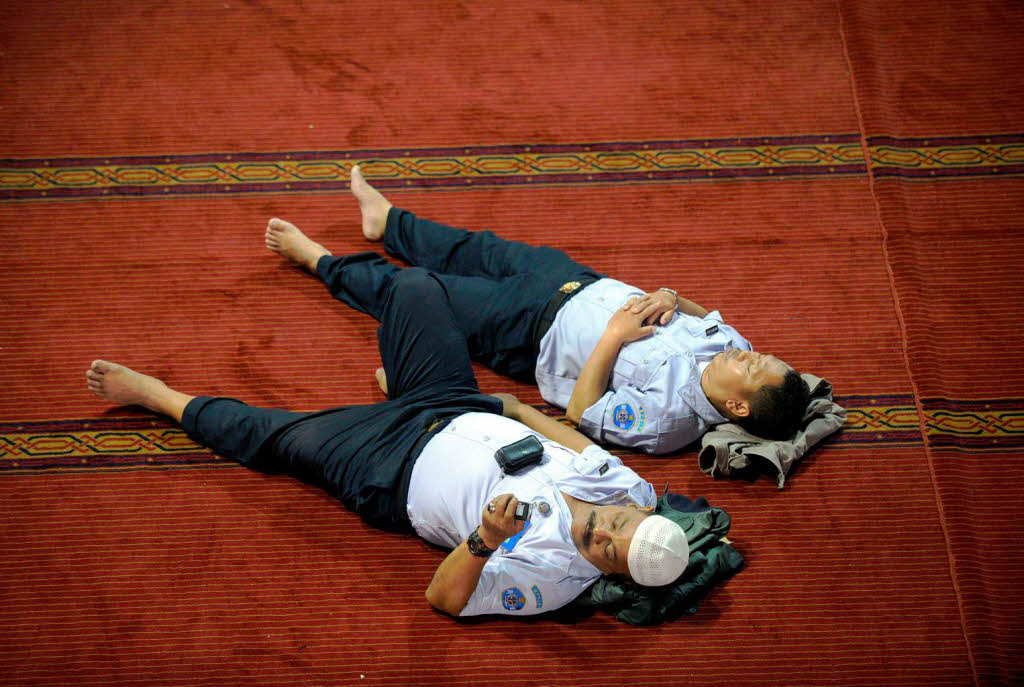 Indonesien: Zwei Mnner ruhen sich kurz vor dem Gebet aus