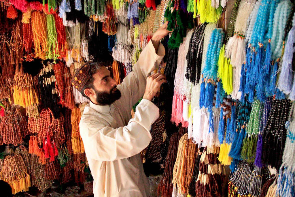 Pakistan: Ein Mann verkauft Gebetsketten