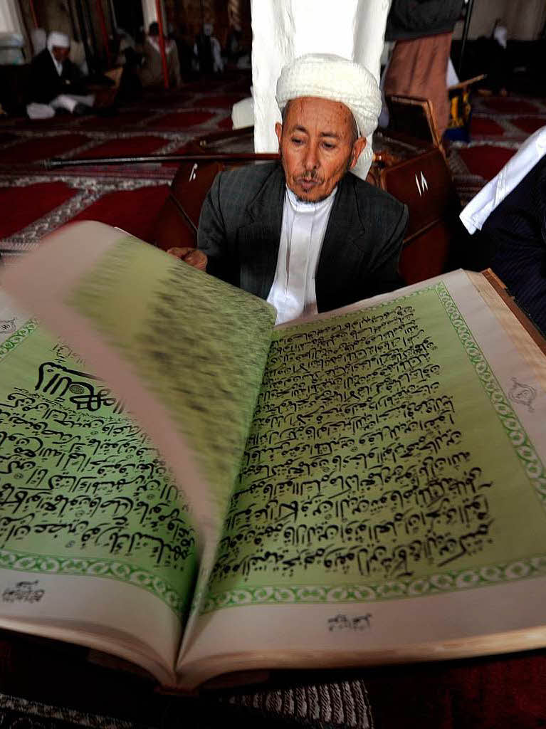 Yemen: Ein Mann liest im Koran