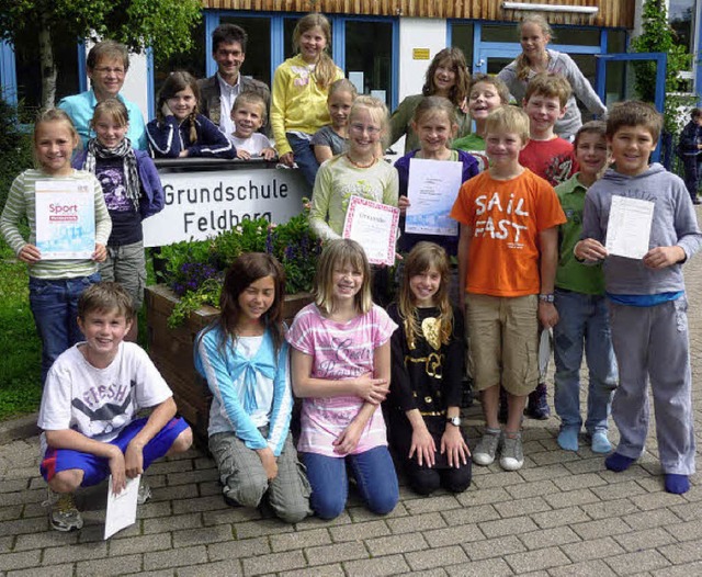 Die Schlerinnen und Schler der Grund...fan Wirbser gratulierten den Kindern.   | Foto: Tina Httich