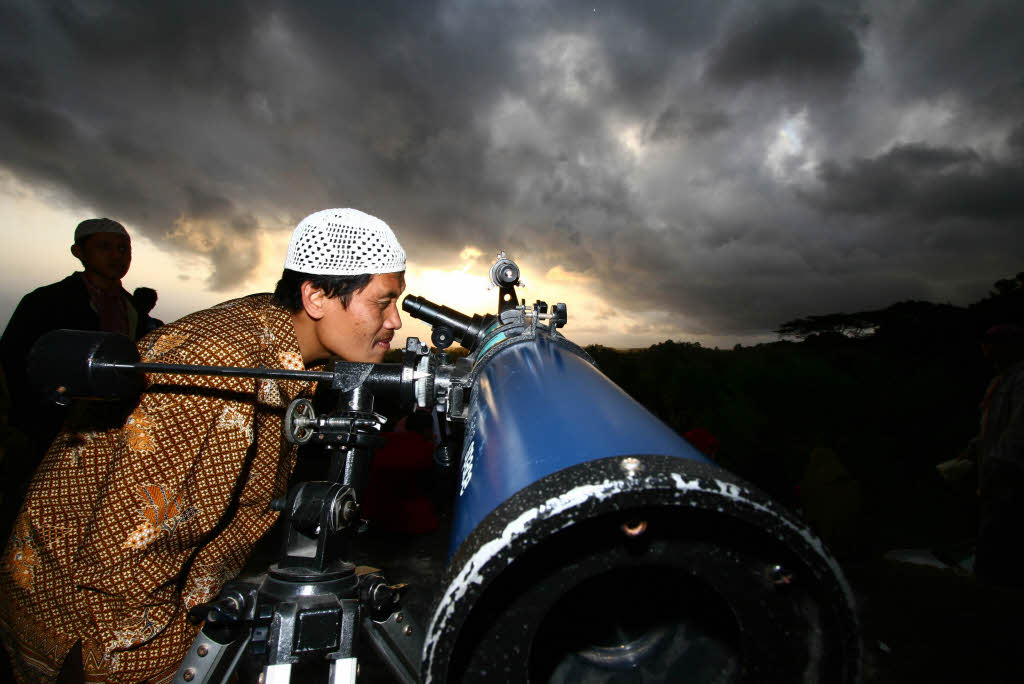 Indonesien: Ein Muslim beobachtet den Mond, um zu wissen, wann der erste Tag des Ramadans beginnt.