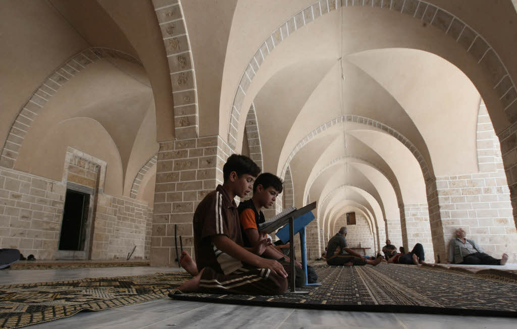 Gaza Streifen: Zwei Jungs studieren den Koran