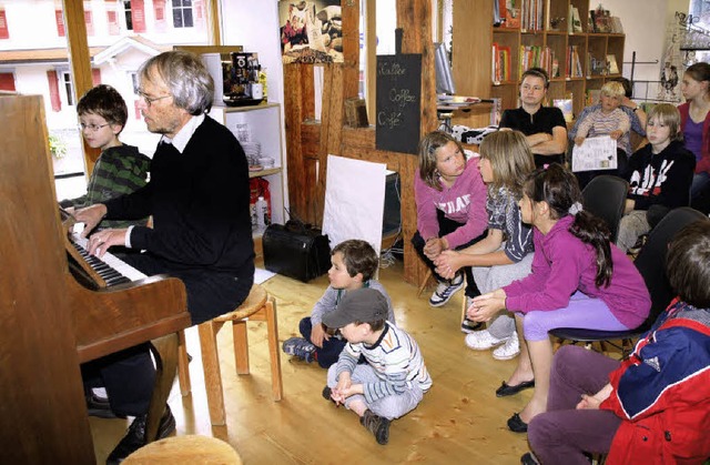 Ein Klavier gab den Ansto zu einer ne... von Jugendmusikschule und Buchladen.   | Foto: Marion Pfordt