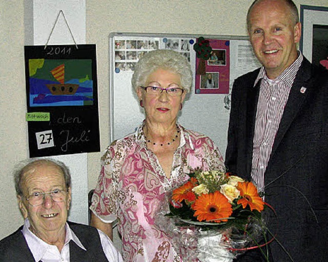 Otto und Hannelore Riesterer mit Brgermeister Ahlers.  | Foto: M. Lange