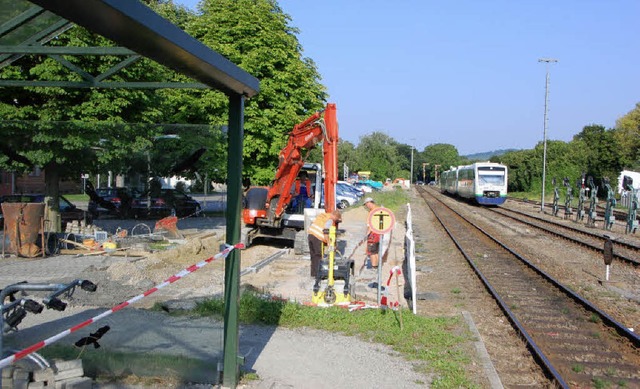 Begonnen haben die Arbeiten fr die Ve... Bahnsteigen 2 und 3 versetzt werden.   | Foto: mario schneberg