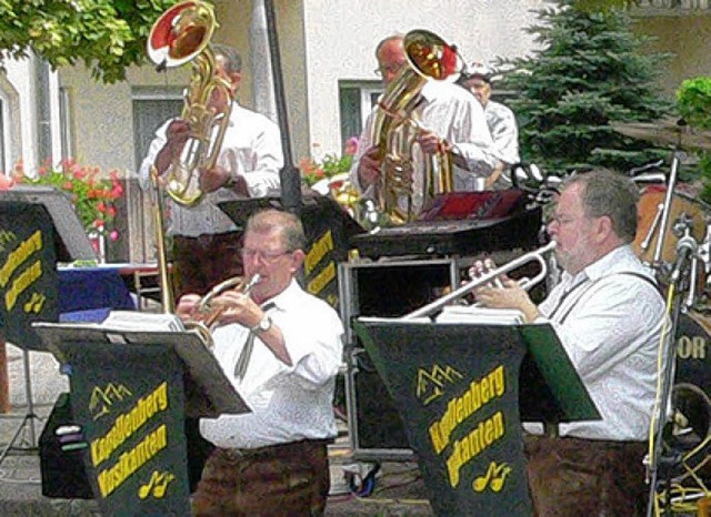 Die Kapellenberg-Musikanten aus Mambac...m Auftritt im Pflegestift Pro Curand.   | Foto: Diehl