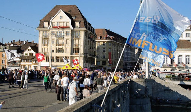 Am Nachmittag sammelten sich Menschenm...der beflaggten Mittleren Rheinbrcke.   | Foto: Annette Mahro