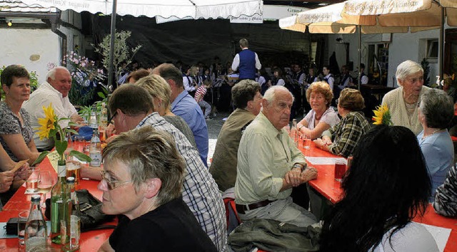 Schon zum Frhschoppen mit dem Musikve...ie Reihen beim Rhenusfest gut besetzt.  | Foto: cremer