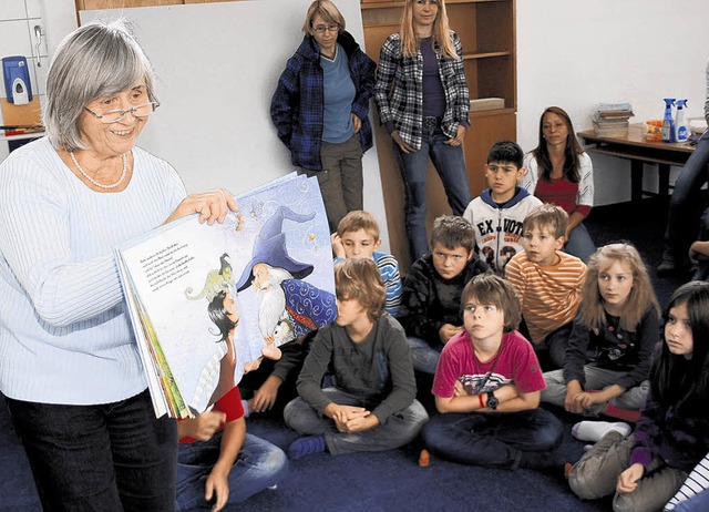 Alle Schler wollen zu ihr: Hilde Jckle begeistert Kinder fr Bcher.    | Foto: Molitor