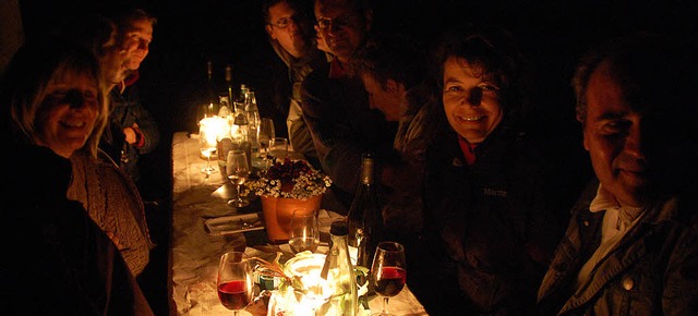 Weinfreunde in geselliger Runde im Schein der Kerzen  | Foto: Hannes Lauber