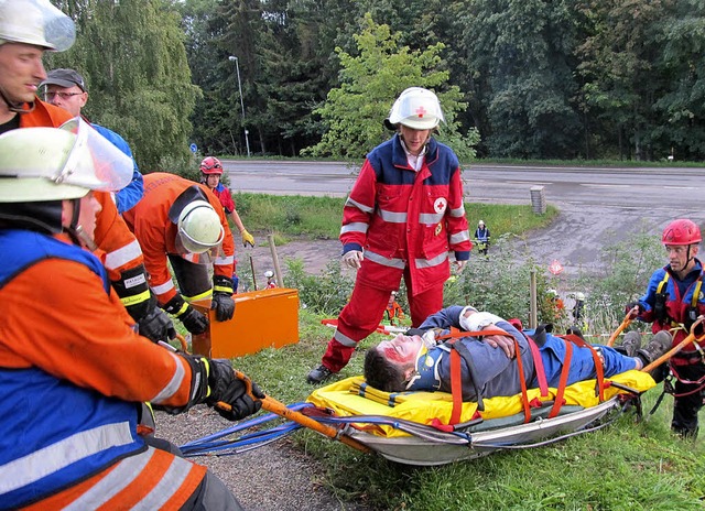 Schwierige Arbeit im steilen Gelnde: ...s bei diesem Einsatz nur ein Statist.   | Foto: BZ