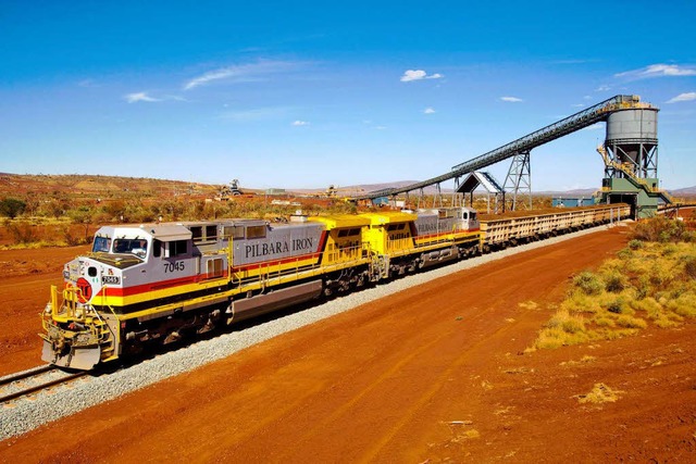 Die Wirtschaft auf dem fnften Kontine...r ein Zug, der Eisenerz transportiert.  | Foto: dpa