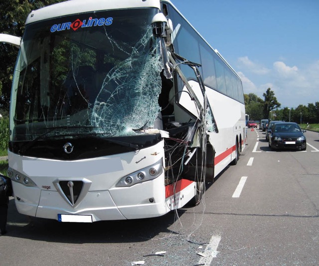 Der konnte nicht mehr weiter: Der Reisebus nach dem Unfall.  | Foto: Polizei Emmendingen