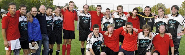 Sieger beim Vereinsturnier: Der Tennis...egen den Tischtennisclub (Wei) durch.  | Foto: Ilona Hge