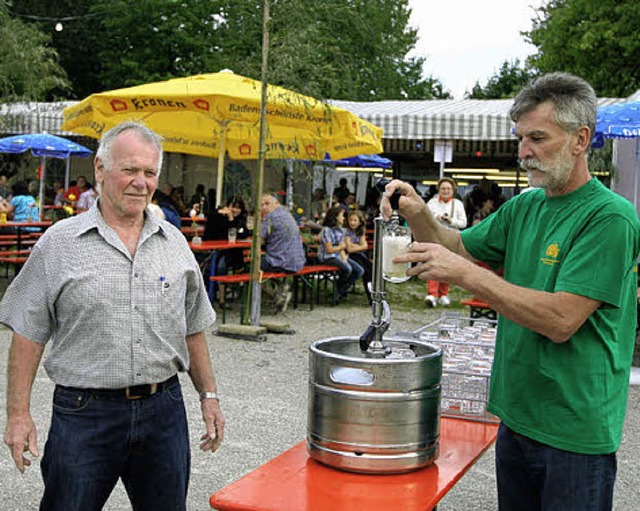 Seenachtsfest: Vorsitzender Heinz Jock...nks) und Rudi Ziser beim  Fassanstich.  | Foto: Eberhard Kopp