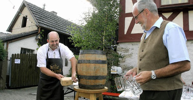 Ralf Obergfll (links) meistert souver...ng reichten anschlieend das Freibier.  | Foto: Kopp