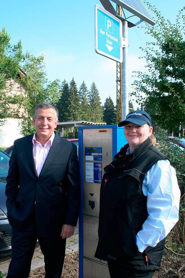 Brgermeister Klaus-Michael Tatsch und E. Faller an einem  der sieben Automaten.  | Foto: Dieter Maurer