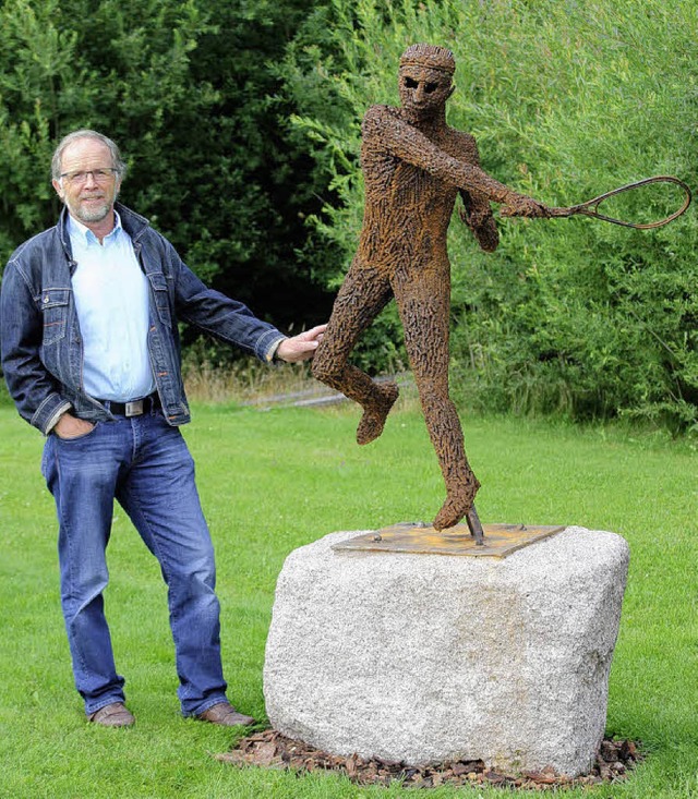 Ernst Tritschler  mit seiner  sthlernen   Skulptur.  | Foto: Gert brichta