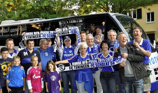 Waldkircher Schalke-Fans vor der Abfahrt nach Freiburg.   | Foto: Bleyer
