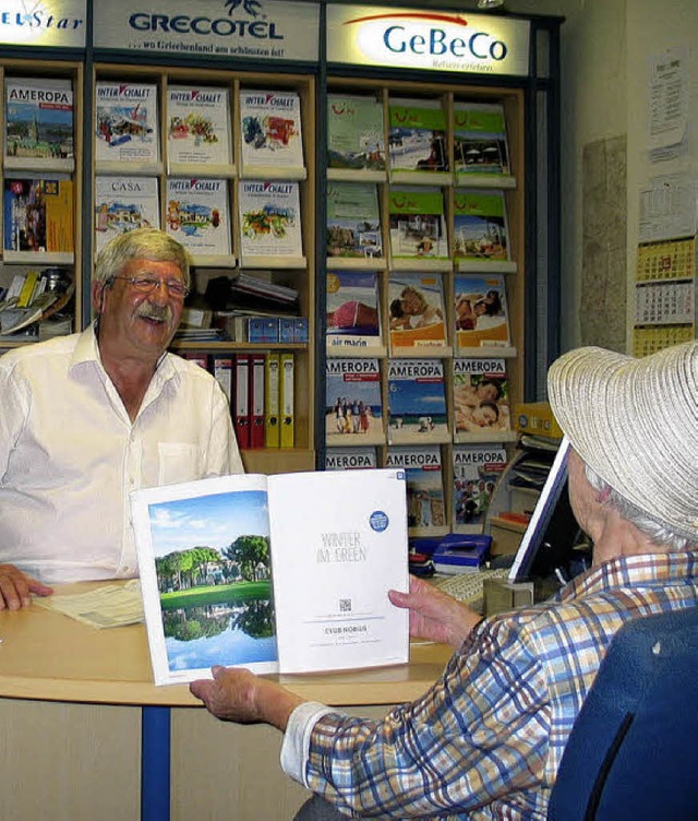 Joachim Hermann bert eine Kundin, die ihren Urlaub plant.   | Foto: Eva weise