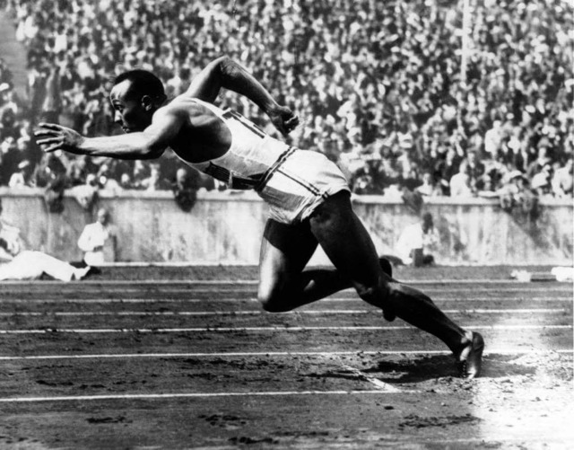 Jesse Owens 1936 beim Start zum 200-Meter-Lauf in Berlin.  | Foto: -