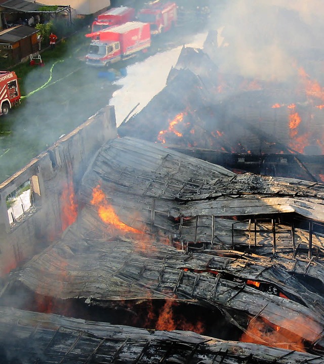 Brandheie Sache: Die Feuerwehrabteilu...tzt beim Brand der Brennet in Hausen.   | Foto: privat