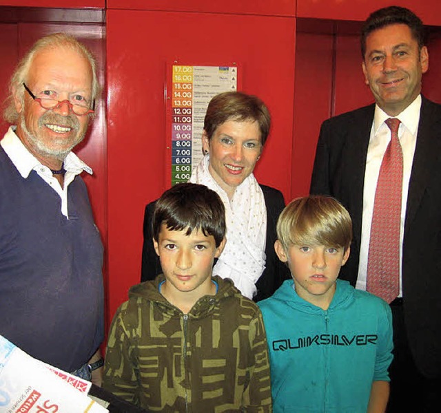 Alfred Hirt (rechts) und Marion Damman...lern Noah Kolaczewitz und Nils Leber.   | Foto: bz