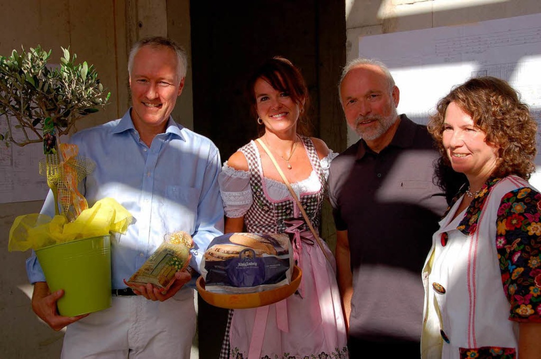 Ein Olivenbumchen, Brot und Salz als ...rwin Platz und dessen Ehefrau Cornelia  | Foto: Sylvia-Karina Jahn