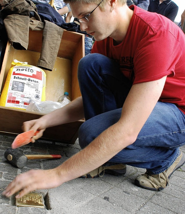 Tobias Lauinger vom Verein OGays beim Setzen des Stolpersteins.    | Foto: GES