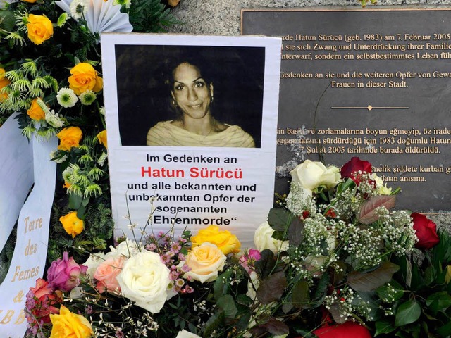 Gedenkstein mit Blumen:  Hatun Src ... &#8211;  weil sie wie eine Deutsche l  | Foto: dpa