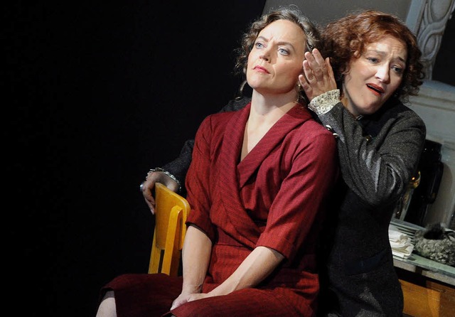 Musiktheater in Salzburg: Frberin (Ev...s, links) und Amme (Michaela Schuster)  | Foto: dpa