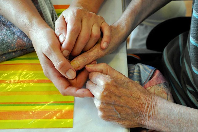 Gibt es bald zu wenige Pflegekrfte? Die Branche hat Angst vor einem Desaster.  | Foto: dpa