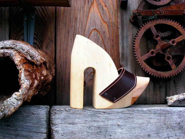 Mit diesem Holzschuh  sind Frauen 15 Zentimeter grer.   | Foto: Cames