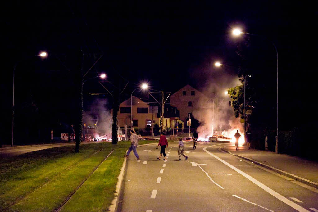 Gewalt und brennende Barrikaden rund um die Wagenburg Rhino im Freiburger Stadtteil Vauban