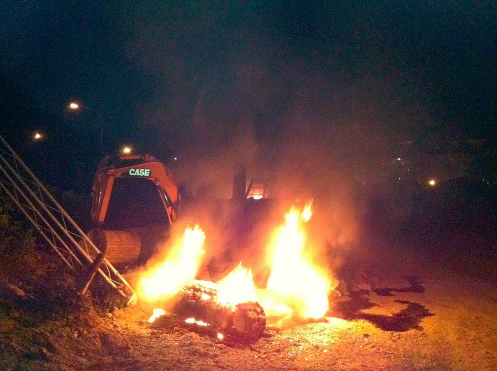 Ein brennender Bagger auf dem Areal der V8-Baustelle