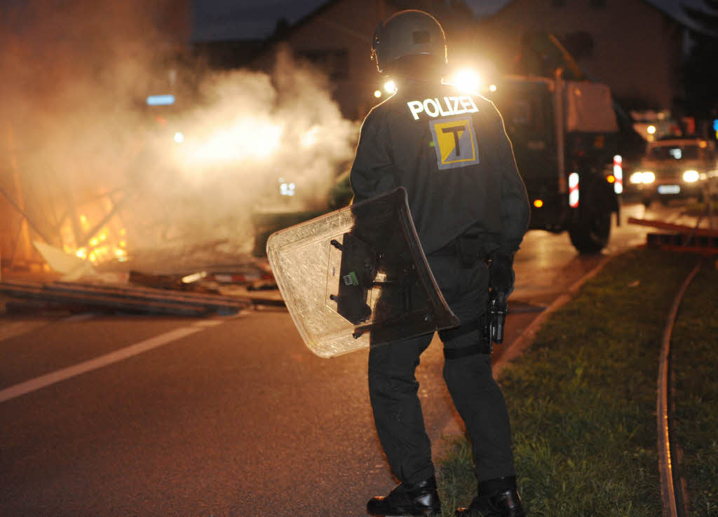 Gewalt und brennende Barrikaden rund um die Wagenburg Rhino im Freiburger Stadtteil Vauban