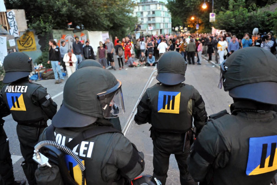Mit großen Baggern und unter dem Schutz der Polizisten wird die Wagenburg in Freiburg-Vauban geräumt. (Foto: dpa) Mit großen Baggern und unter dem Schutz der Polizisten wird die Wagenburg in Freiburg-Vauban geräumt. (Foto: dpa)