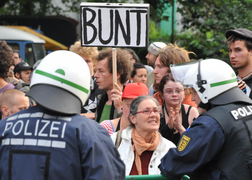 Mit groen Baggern und unter dem Schutz der Polizisten wird die Wagenburg in Freiburg-Vauban gerumt.