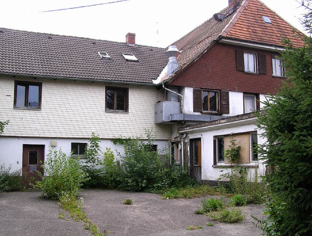 Fortschreitender Verfall: Das Gasthaus... Grundstck Wohnhuser gebaut werden.   | Foto: L.Schilling