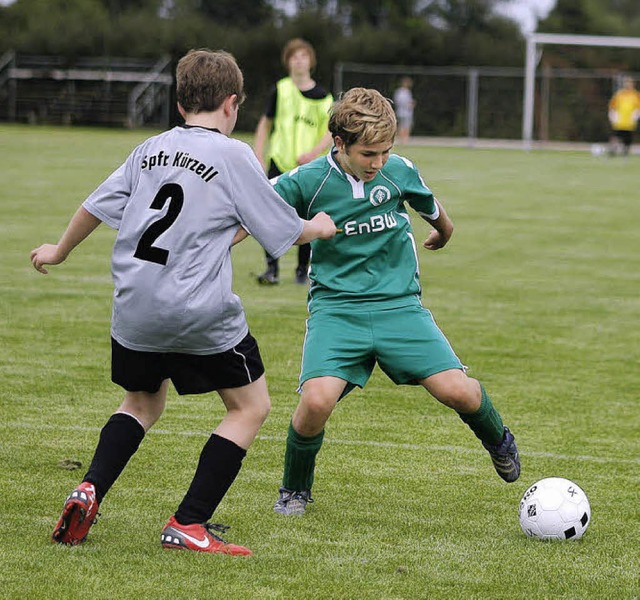 Kann Nummer zwei den Ball in diesem Jugendspiel aufhalten?    | Foto: Heidi Fssel